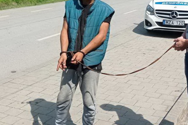 Kifigyelte, megtámadta, majd kirabolta áldozatát