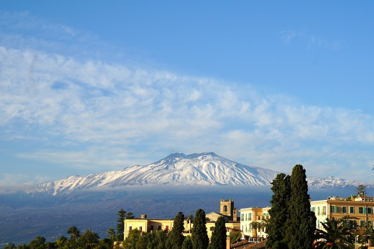 Kitört az Etna, lezárták a szicíliai Catania repülőterét