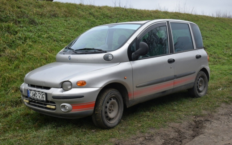 Újra kocsikázni akart a 15 éves fiú, újra elfogták