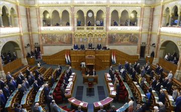 Ötnapos üléssel folytatja munkáját a parlament