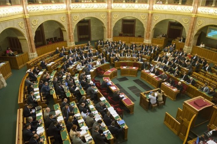 Interpellációk hangzanak el az Országgyűlésben
