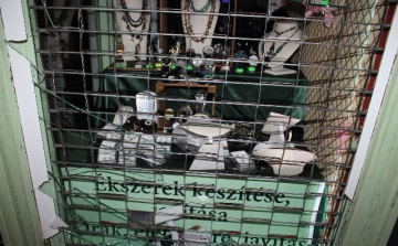 Ököllel esett az ékszerbolt kirakatának