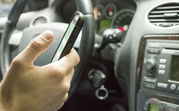 Több mint ezer eljárás indult vezetés közbeni mobilozás miatt
