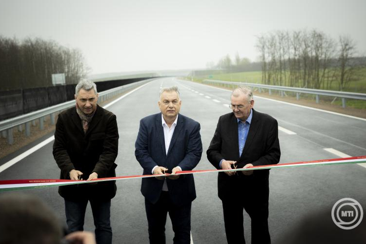 Átadták az M44-es gyorsforgalmi út M5-ös autópálya és Szentkirály közötti szakaszát