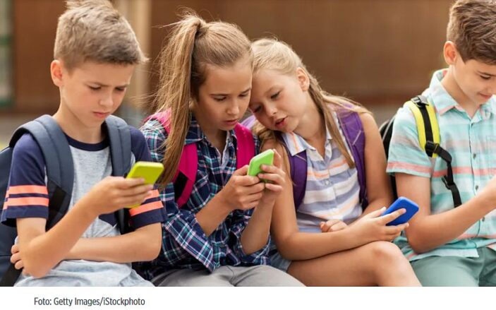 Az EP 16 évre emelné a közösségimédia-használat alsó korhatárát