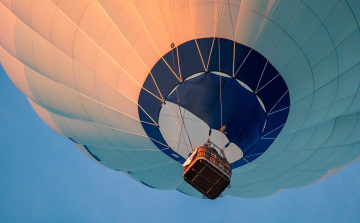 Földre zuhant egy hőlégballonba kapaszkodó fiatal, és halálra gázolta egy autó