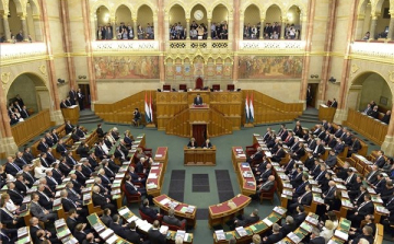 Szigorítja a határzárat és államfőt választ a parlament