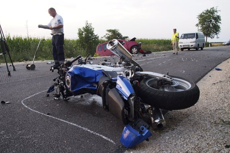 Frontális ütközés, meghalt a motoros