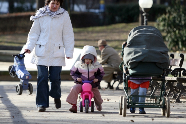 A kismamák munkaerőpiaci visszatérését segíteni a gyed extra