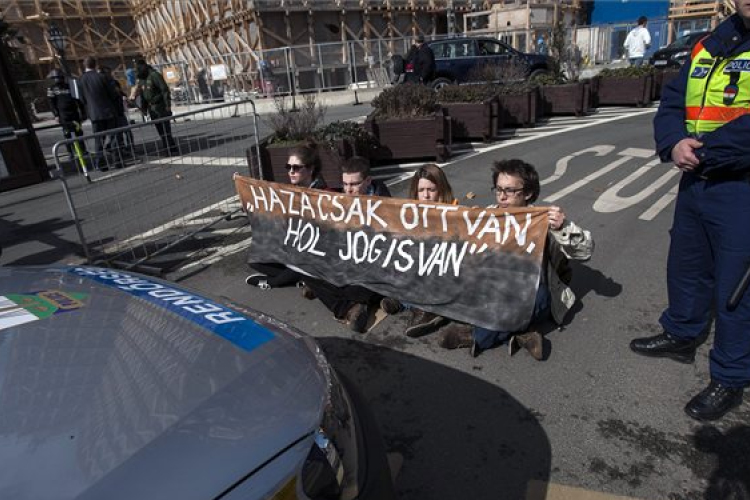 Tüntetők zárták el a Parlament főbejáratait