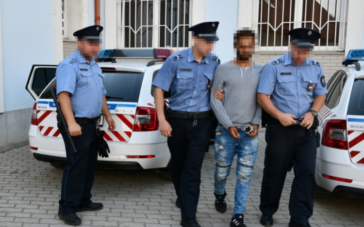 Ellopott egy kocsit, amivel lerobbant, majd lopott egy másikat