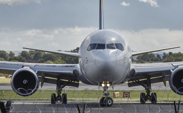 A Boeing befejezte a vitatott 737 MAX típusú repülőgépek szoftverjének frissítését