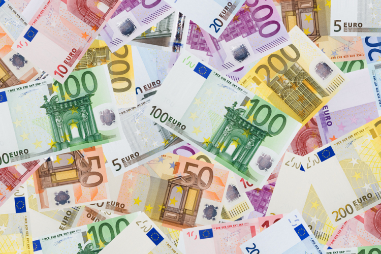90 ezer euró landolt a hegyi patakban