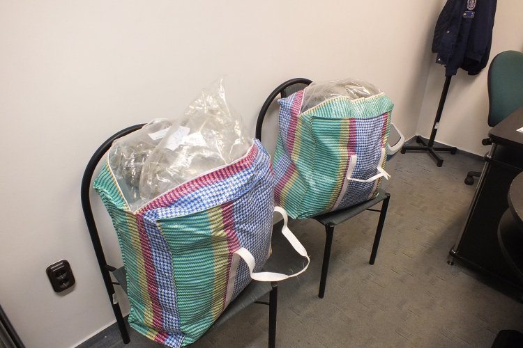 8 és fél kilónyi kábítószerrel sétálgatott az utcán