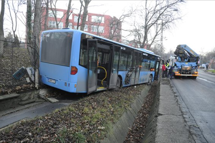 Kerítésnek gurult egy BKV-busz, senki sem sérült meg