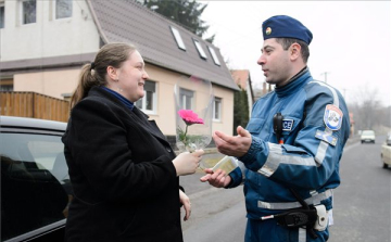 Nőnapon virágot kaptak a szabályosan közlekedő női járművezetők Salgótarjánban