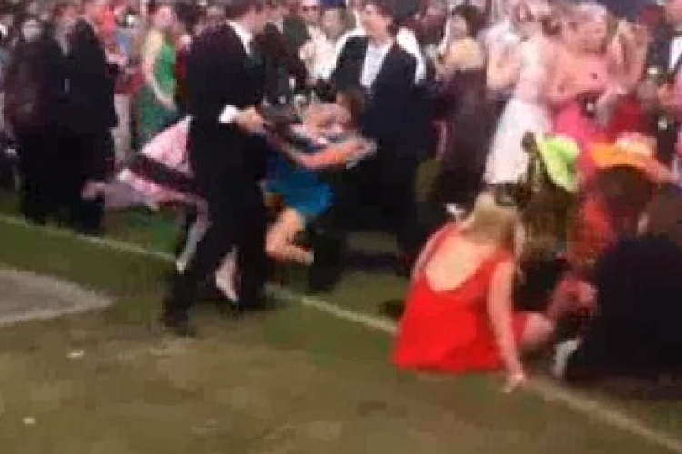 Tönkrevágta a lagzit az exbarátnő (videó)