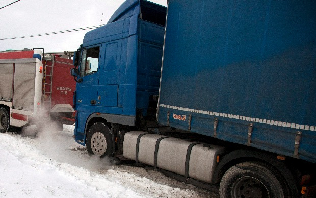 Korlátozzák a teherautók közlekedését az M2-esen és a 2-es úton