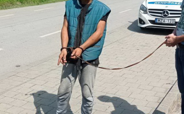 Kifigyelte, megtámadta, majd kirabolta áldozatát